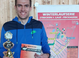 Nico Debus auf dem Podest bei der 33. Winterlaufserie der LG Dornburg